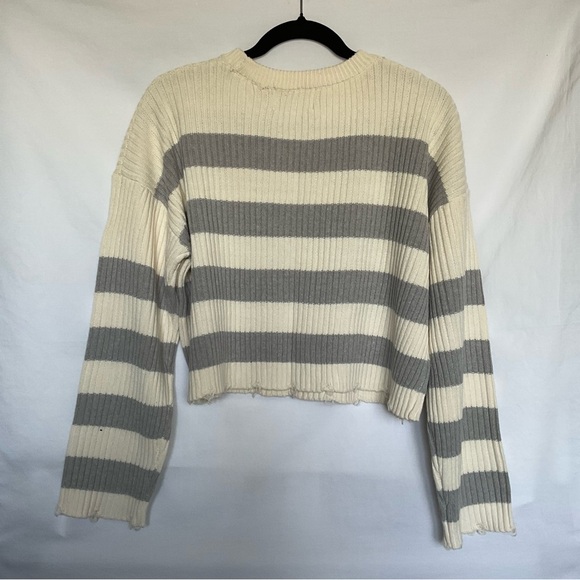 Gray and Cream Crew Neck Cropped Sweater - Picture 2 of 4